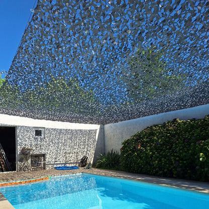 Filet de camouflage gris couvrant un patio avec piscine