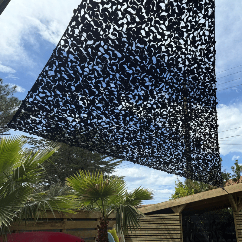 Filet de camouflage triangulaire noir
