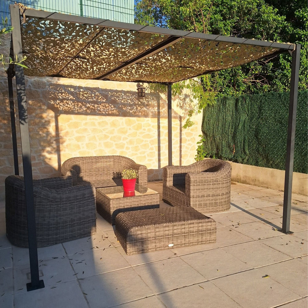 Filet de camouflage fixé avec une corde en polyester sur une pergola de jardin