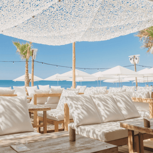 Filet de camouflage blanc au-dessus d'un lounge en bord de mer