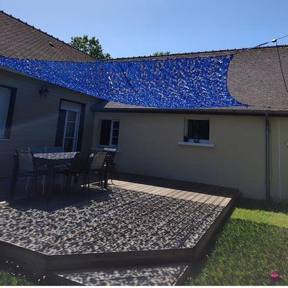 Filet de camouflage renforcé bleu en voile d'ombrage sur une terrasse en bois