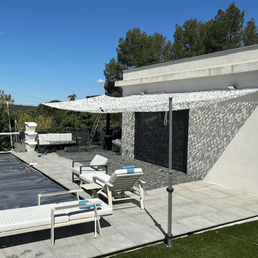 Mât télescopique en aluminium avec filet de camouflage blanc près d'une piscine
